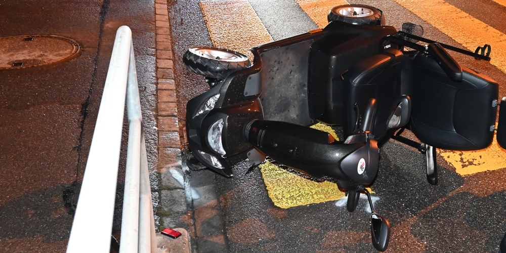 Durch die Kollision mit dem Auto kippte der Elektrorollstuhl auf die Seite, wodurch der 81-jährige Rollstuhlfahrer leicht verletzt wurde.