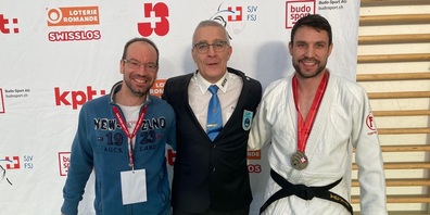 Marco Scherrer (rechts) mit Coach Peter Frischknecht (links) und Kampfrichter René Brühwiler aus Wil.