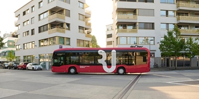 Ein Elektro-Stadtbus der Verkehrsbetriebe Zürichsee und Oberland (VZO) unterwegs in Jona.