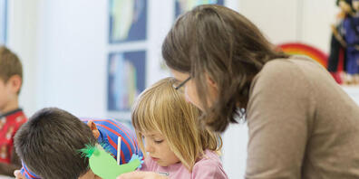 Kindergartenlehrpersonen erhalten in Graubünden schon ab dem Schuljahr 2025/26 wesentlich höhere, an das Ostschweizer Mittel angehobene Löhne. (Archivbild)