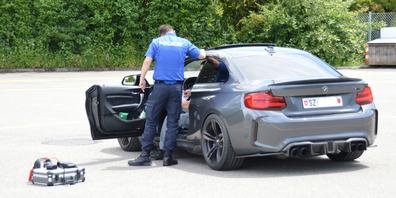 Am Donnerstag fand in Ausserschwyz eine kooridinierte Polizeikontrolle wegen unerlaubter Abänderungen am Fahrzeug statt. (Bild und Film: Yasmin Jöhl)