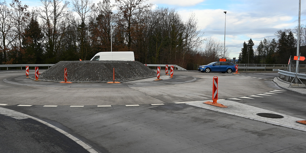 Der Verkehr rollt wieder ungehindert durch den neuen Feldmooskreisel. Am Dienstag wird die Signalisation aufgestellt, was nochmals zu Behinderungen führen kann.