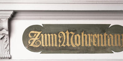 Darf laut dem Zürcher Verwaltungsgericht abgedeckt werden: Inschrift an einem Haus in der Zürcher Altstadt. (Archivbild)