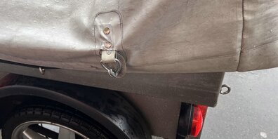 An diesem Haken blieb der 67-Jährige Fussgänger mit der Jacke hängen.