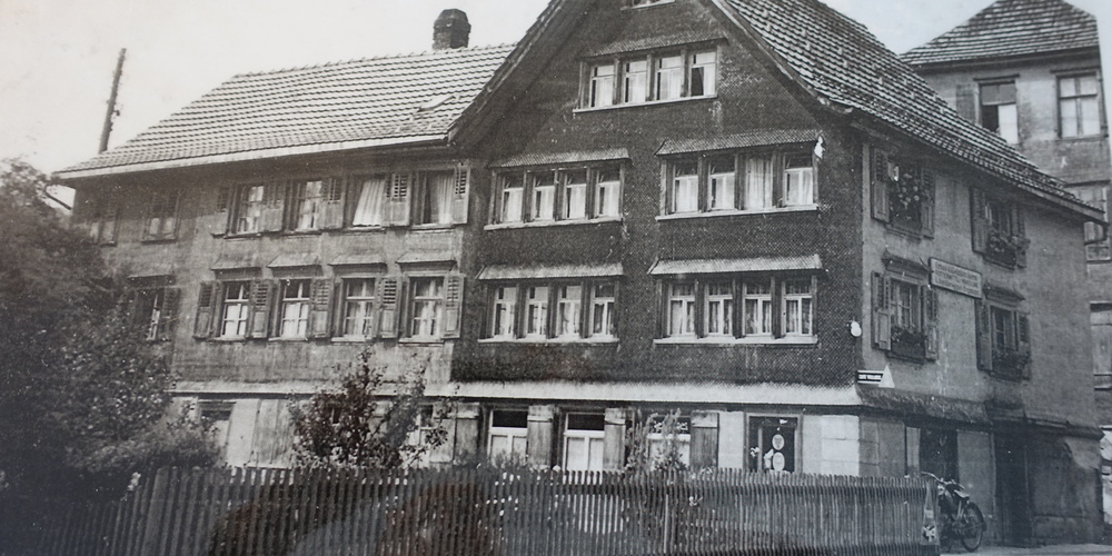 Früher präsentierte sich das mit der Wirtschaft Grütli kombinierte Bäckereigebäude an der Hauptstrasse als bescheidenes Haus mit kleinen Schaufenstern im Erdgeschoss.