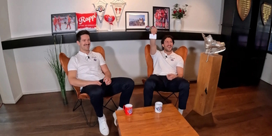 Stürmer Yannick-Lennart Albrecht (l.) und Captain/Stürmer Nico Dünner suchen im Quiz-Duell den Schlaumeier.