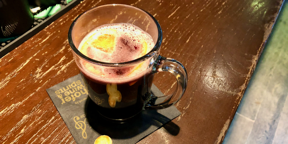 Schäumendes Adventsvergnügen: Glühwein als Magen- und Handwärmer.