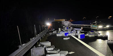 Die Ladung des gekippten Anhängers verteilte sich beim Unfall auf der rechten Fahrspur.