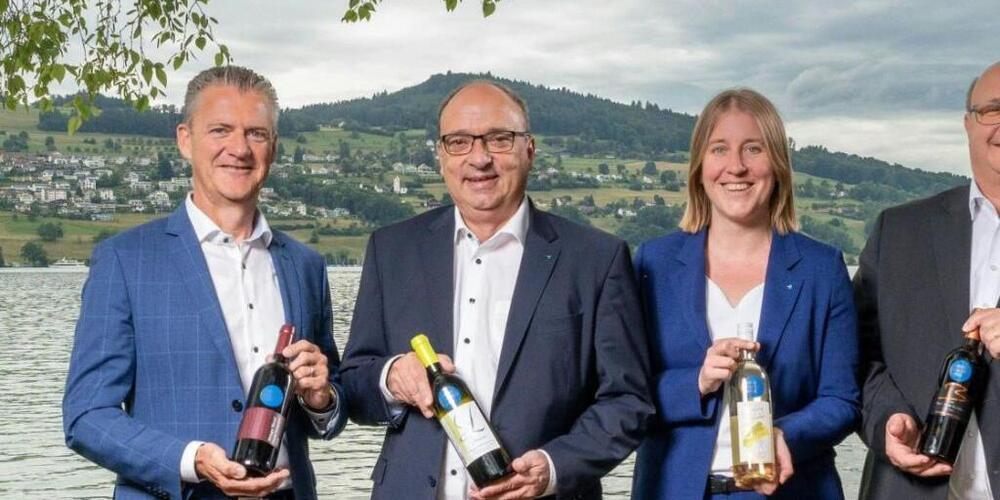 Einmal pro Jahr werden im Kanton Aargau die Staatsweine ausgezeichnet - mit dabei waren 2024: Roland Michel, Präsident Aargauer Wein, Landammann Markus Dieth, Grossratspräsidentin Mirjam Kosch und der Solothurner Landammann Peter Hodel (von l...