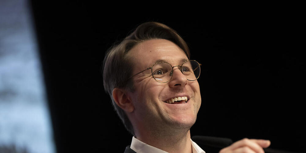 Philipp Wilhelm, Landamann von Davos, spricht am Parteitag der SP Schweiz im Oktober 2024 im Kongresszentrum in Davos. Nun muss der 36-Jährige wegen einer Erschöpfungsdepression pausieren. (Archivbild)