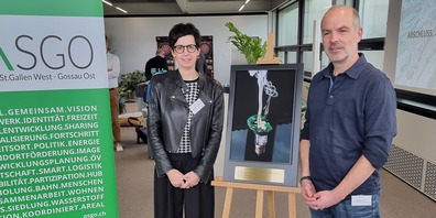 egierungspräsidentin Susanne Hartmann (links) und Ralph Stutz (rechts), Verkaufs- und Projektleiter bei Glas Trösch