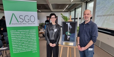 Regierungspräsidentin Susanne Hartmann überreichte den Wanderpreis an die Glas Trösch AG.