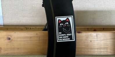 Sorgte immer wieder für einen Lacher: Ein Magazin mit einem auffälligen Sticker