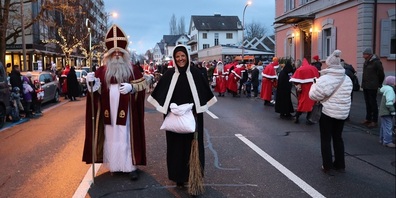 Der als Bischof gekleidete Samichlaus der Klausengesellschaft Kreuzlingen kam direkt aus dem dunklen Kreuzlingerwald über die Löwenstrasse gelaufen.