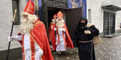 St. Nikolaus-Auszug light; infolge Regens wurde nur eine Delegation von 4 Sankt-Niklaus-Knecht-Ruprecht-Paaren auf den Kirchplatz gesandt. Die andern verteilten sich in der Stadtkirche, um den Kindern im Trockenen zuzuhören und sie zu beschenken.