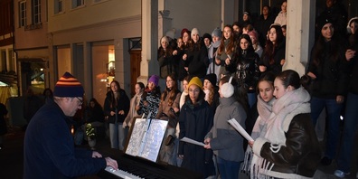 Der Ad hoc-Chor des Kathi erfreute die Marktbesucher mit Weihnachtsliedern.