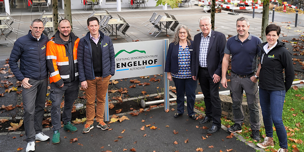 (v.l.n.r.): Roland Kaufmann EASZ Leiter Kundenbetreuung, Ivan Pavic EASZ Projektleiter Betrieb Fernwärme, Urs Rhyner EASZ Geschäftsleiter, Jacqueline Tuka, Zentrumsleitung Engelhof, Anton Knobel Präsident Stiftungsrat Engelhof, Adrian Suter, Leiter Technischer Dienst, Engelhof, Edith Rhyner EASZ, Verkauf Fernwärme  .
