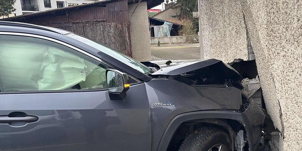 Ein erst 15-jähriger Autofahrer ist am Samstagmittag auf der Flucht vor der Polizei in Umiken AG in eine Hausmauer geprallt.