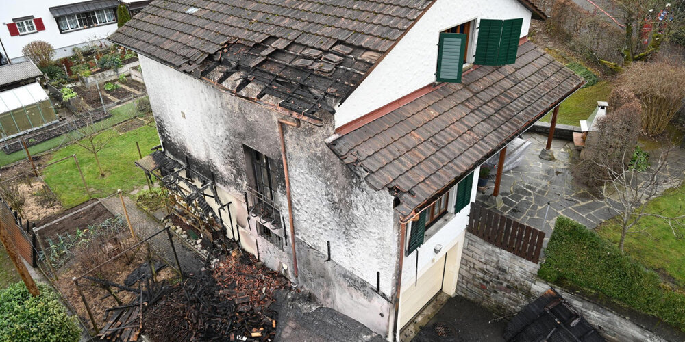 Der Schopf war nicht mehr zu retten, das Haus ist vorübergehend nicht bewohnbar.