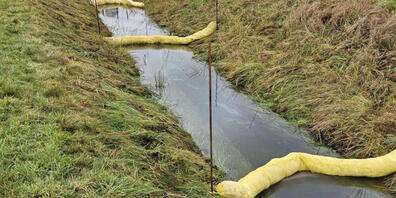Eine grosse Menge Diesel gelang in Niederwil SG in einen Dorfbach.