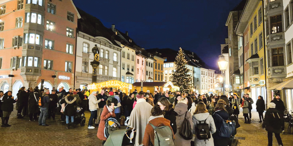 Am Abend kommen die Menschen auf dem Fronwagplatz zusammen und geniessen «unter» dem Weihnachtsbaum einen Glühwein.