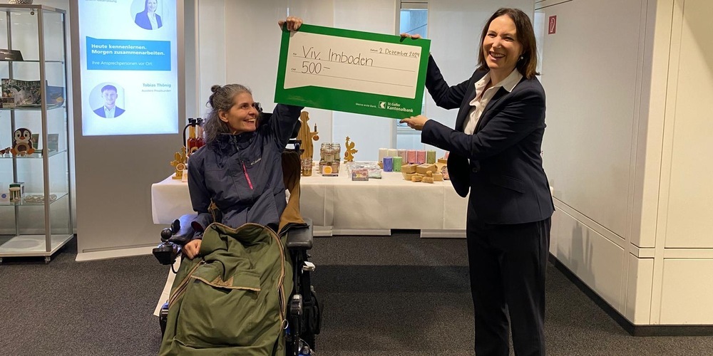  Brigitte Müller, Bewohnerin vom Viv. Imboden, und Bettina Pfäffli, Niederlassungsleiterin SGKB St.Gallen-Neudorf