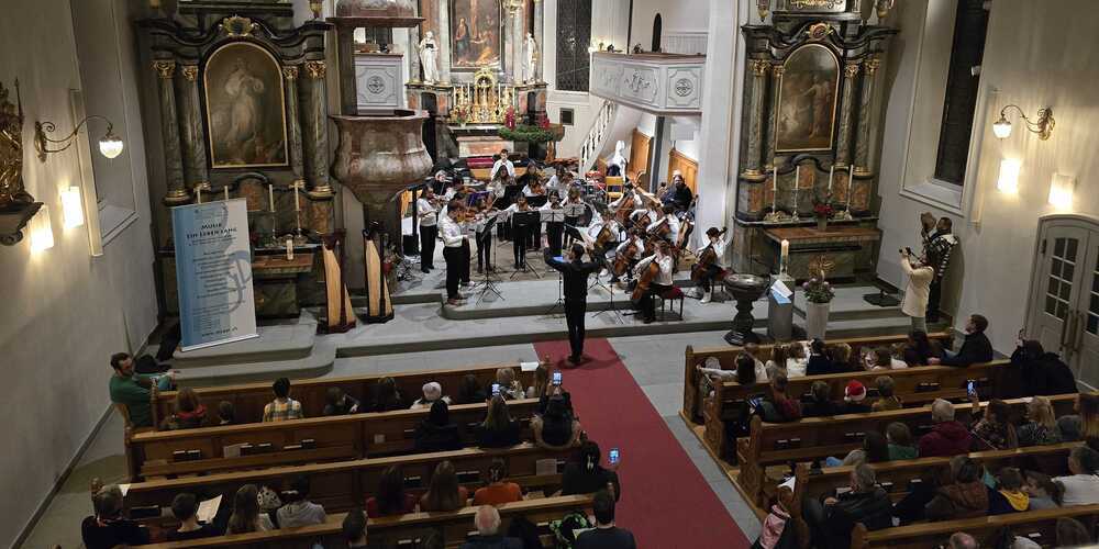 Gemeinsamer Auftritt der Ensembles Drumstrings und Fiddle Kids der Musikschule Am Alten Rhein beim Weihnachtskonzert in der Kirche Thal