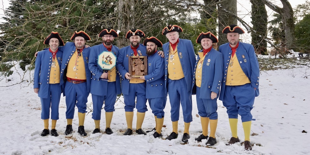 Die Schellegoggi vor ihrem Stinkbaum auf der Insel Mainau