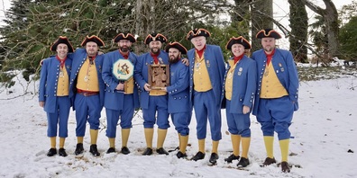 Die Schellegoggi vor ihrem Stinkbaum auf der Insel Mainau