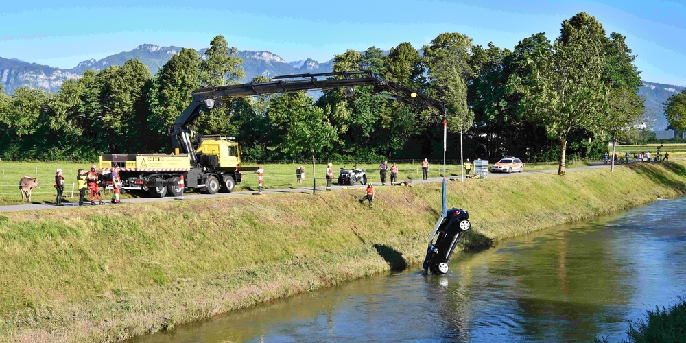 Das Auto wurde rund 300 Meter flussabwärts getrieben, wo es dann geborgen werden konnte.