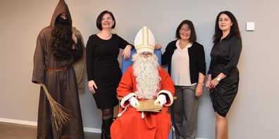 Wurden von Samichlaus und Schmutzli für je 35 Jahre im Dienst des Spitals geehrt: (von links) Nevenka Marjanovic, Dipl. Pflegefachfrau und Stomaberaterin, Regula Membrino, Stationssekretärin und Bukurije Ajrizi, Med. Praxisassistentin im Ambulatorium.