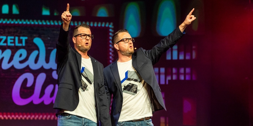 «Die Zwillinge» in Aktion: Das preisgekrönte Comedy-Duo begeistert mit frechen Sprüchen und humorvollen Auftritten auf der Bühne.