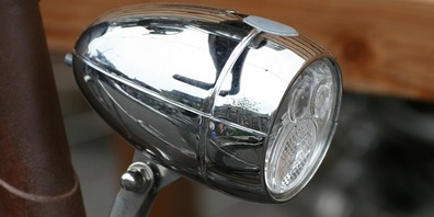 Velofahren mit entsprechendem Licht verhindert Unfälle.