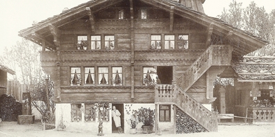 Auf dem Bild zu sehen ist ein Chalet im Village Suisse, 1896 an der Landesausstellung Genf.