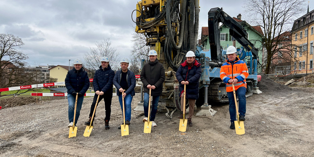 Die Verantwortlichen der beteiligten Unternehmen beim Spatenstich