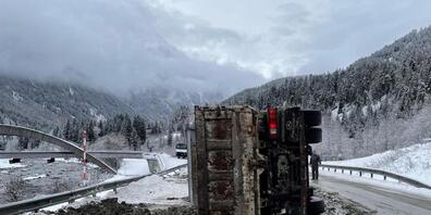 Der gekippte Lastwagen blockierte bis am Montagmittag eine Fahrspur der Engadinerstrasse bei Strada GR.