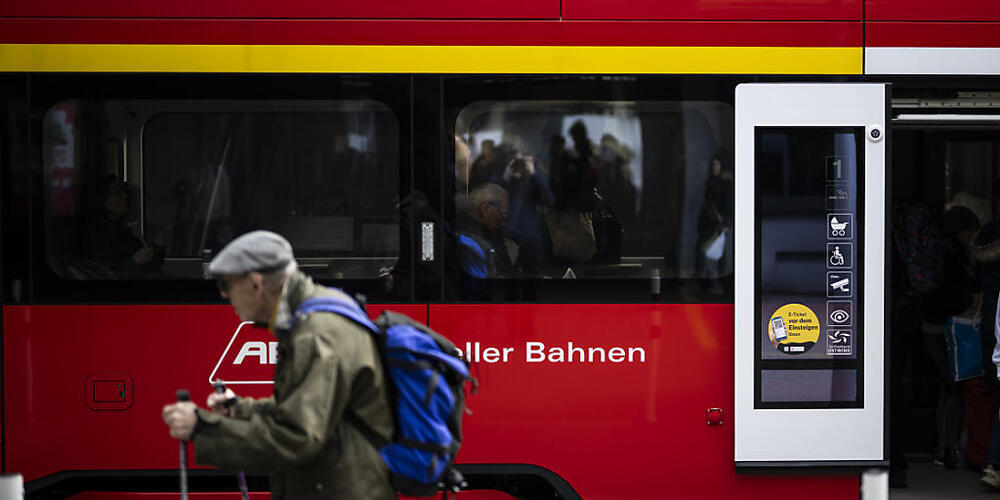 Die Züge der Appenzeller Bahnen (AB) verkehren auf der Linie Trogen-St. Gallen-Appenzell ab dem Fahrplanwechsel Mitte Dezember jeweils an den Wochenenden eine halbe Stunde länger. Im Bild zu sehen ist ein Zug der AB im Bahnhof St. Gallen. (Ar...