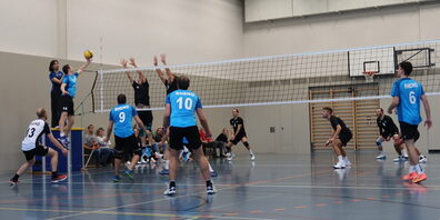 Aussenangreifer András Novák sucht mit einer Finte den sanften Weg vorbei am Block von Audax.