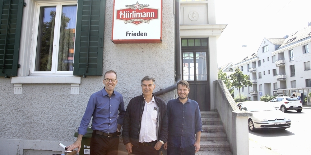 Da war  die Zwischennutzung noch fest für Oktober 2024 eingeplant: Stadtrat Daniel Leupi (Grüne, links) sowie Urs und Jonas Räbsamen im Juli vor dem eben geschlossenen Restaurant.
