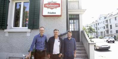 Da war  die Zwischennutzung noch fest für Oktober 2024 eingeplant: Stadtrat Daniel Leupi (Grüne, links) sowie Urs und Jonas Räbsamen im Juli vor dem eben geschlossenen Restaurant.