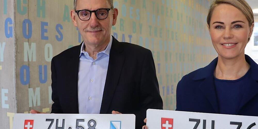 Die Regierungsmitglieder Mario Fehr (parteilos) und Natalie Rickli (SVP) treten zum Duell an, über die Nummernschilder ihrer Geburtsjahrgänge. Welches Schild wird bei der Auktion mehr Geld einbringen?