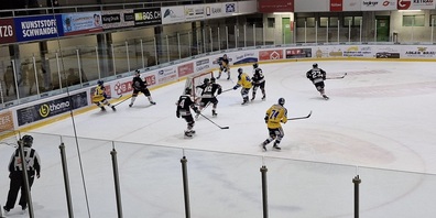 Das junge Hawks-Team blieb am Mittwochabend in der GLKB-Arena Glarus siegreich. 