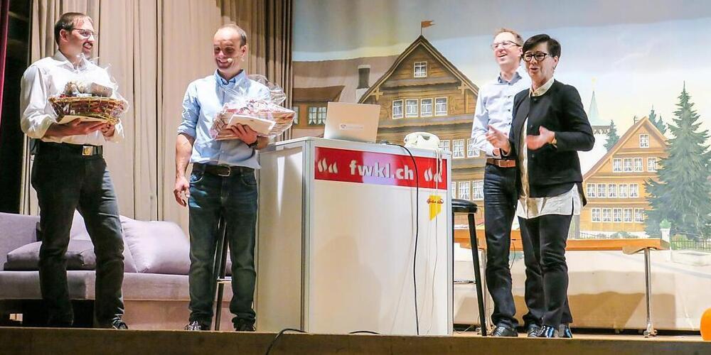 Kdt. Stv. Andreas Strässle (links) und Kdt. Christian Egli (2. v.l.) werden von Gemeindepräsident Roman Habrik und Gemeindepräsidentin Imelda Stadler für ihr langjähriges Engagement verdankt.