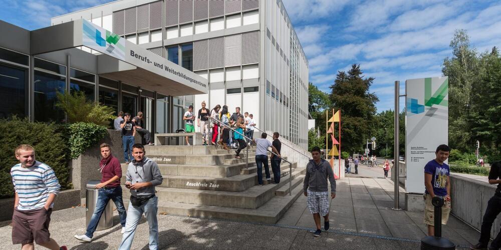 Das Berufs- und Weiterbildungszentrum ist derzeit im Norden des historischen Stadtkerns von Rapperswil-Jona gelegen