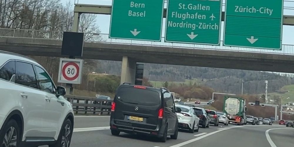 Die Kantonspolizei hat am Freitag auf der Autobahn bei Weiningen eine Verkehrskontrolle durchgeführt.