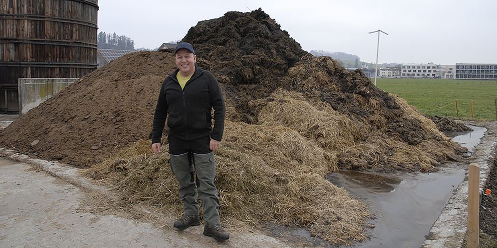 Edgar Hüppin vor dem Rohstoff der geplanten Biogasanlage.