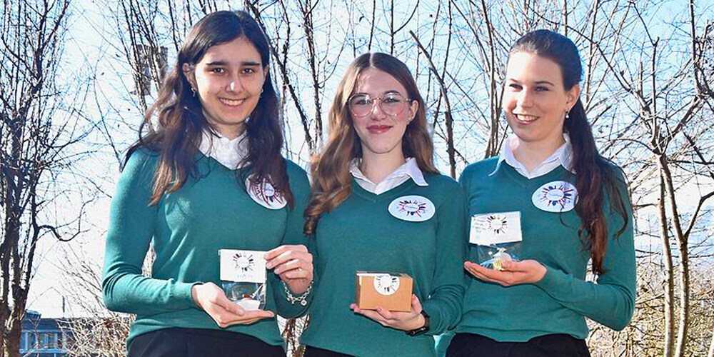 Die Gründerinnen von Teasplosion mit ihren Produkten: Anna-Lena Caduff, Leoni Joy Scandella und Mia Walser (von links). Auf dem Bild fehlt Benjamin Freyholdt.