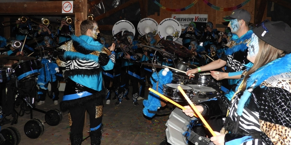 Eine Guggenmusik am Maskenball nach der Hauptversammlung des Feuerwehrvereins Uznach-Schmerikon.