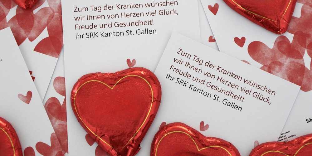 Am «Tag der Kranken» verschenkt das SRK Kanton St.Gallen 3‘700 Schokoladenherzen – auch im Linthgebiet.