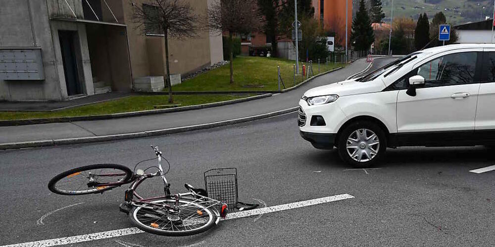 Die 72-jährige Velofahrerin wurde gemäss der Polizei eher schwer verletzt.